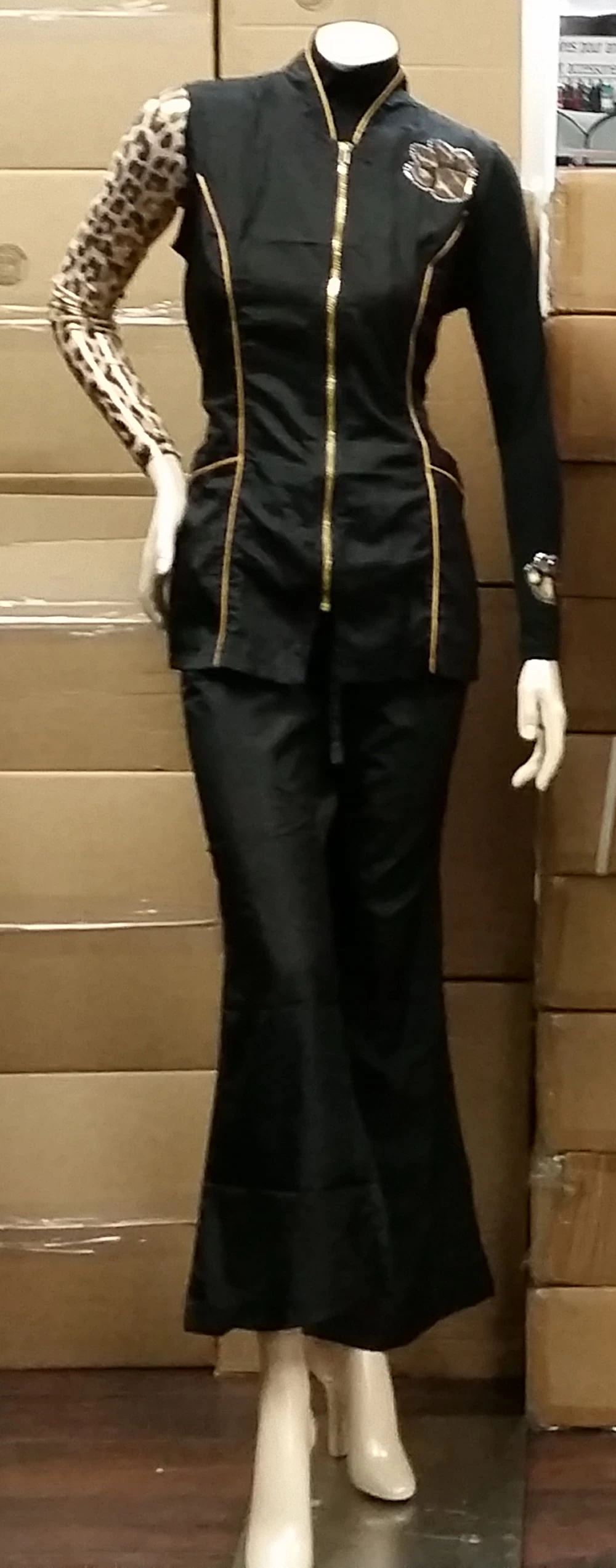 Stylist Wear Black Cougar Grooming Sweater - Image 4